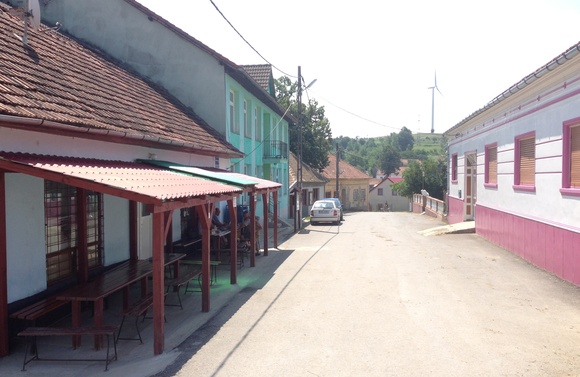 Po odjezdu turistů se uličky vesnic vyprázdní.