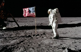 Americký kosmonaut s vlajkou